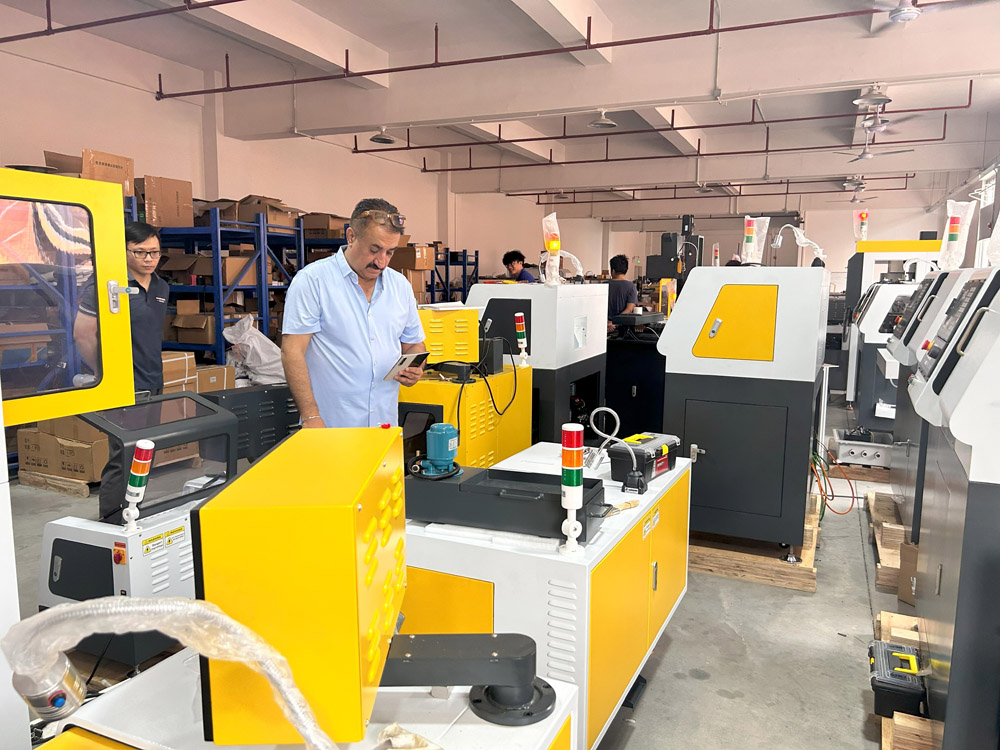 育菁裝備桌面級數(shù)控機(jī)床產(chǎn)車間