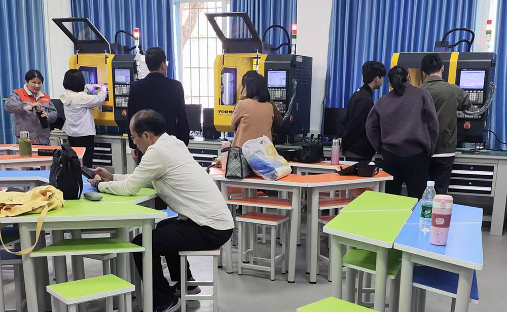 陽江技師學(xué)院桌面五軸加工中心實(shí)訓(xùn)室